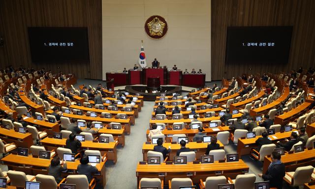 우원식 국회의장이 13일 서울 여의도 국회 본회의장에서 열린 경제분야 대정부질문에서 의사봉을 두드리고 있다 사진연합뉴스