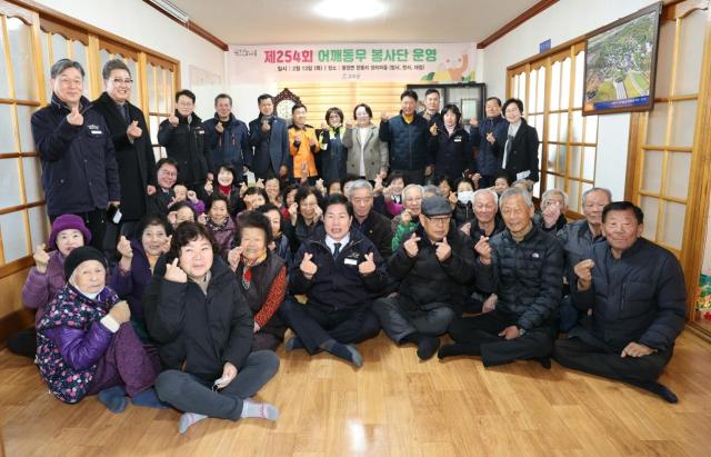 공영민 고흥군수가 올해 첫 어깨동무봉사단을 운영하고 기념촬영을 하고 있다