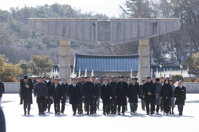 김동연 경기도지사가 국립 518민주묘지를 방문하고 있다 사진경기도