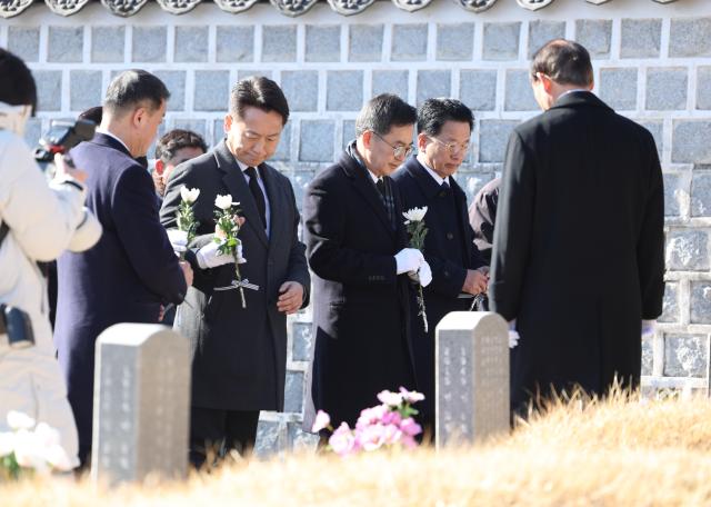 김동연 경기도지사가 국립 518민주묘지에서 묘소를 방문하여 애도를 하고 있다 사진경기도