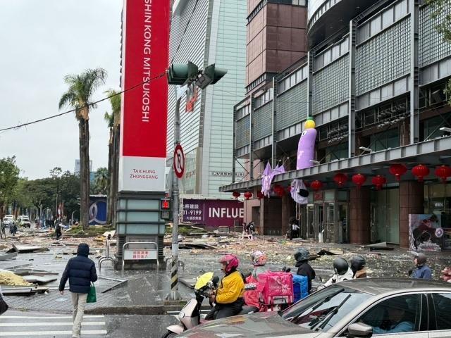 13일 가스폭발 사고가 발생한 대만 타이중의 백화점 사진AFP연합뉴스