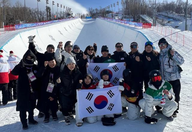 장미란 문화체육관광부 제2차관이 13일현지시간 2025 하얼빈 동계아시안게임 하프파이프 경기가 열리고 있는 중국 야불리 스키 리조트를 방문해 금메달을 획득한 김건희 선수와 동메달을 획득한 이지오 선수를 비롯한 선수단과 함께 기념촬영을 하고 있다 사진문체부 