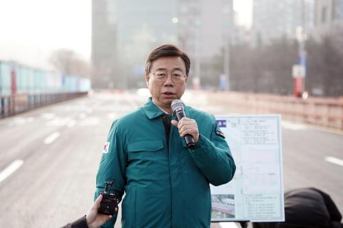 신상진 성남시장이 수내교 가설교량 교통전환 현장 브리핑을 하고 있다사진성남시