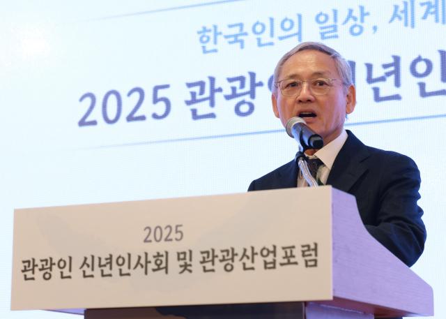 유인촌 문화체육관광부 장관이 서울 중구 롯데호텔에서 열린 2025 관광인 신년인사회에서 인사말을 하고 있다 사진문화체육관광부
