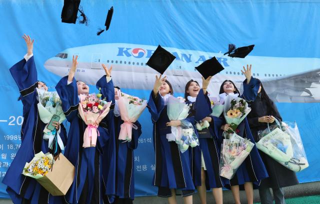 4일 인천 인하공업전문대학에서 열린 학위수여식에서 졸업생들이 학사모를 던지며 기념 촬영하고 있다 YONHAP