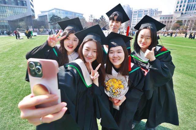 14일 서울 한국외국어대학교에서 열린 전기 학위수여식에서 졸업생들이 기념사진을 찍고 있다 YONHAP