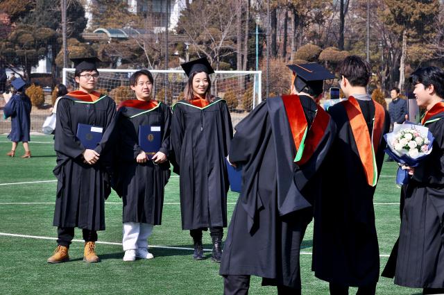  14일 서울 한국외국어대학교에서 열린 전기 학위수여식에서 졸업생들이 기념사진을 찍고 있다 YONHAP