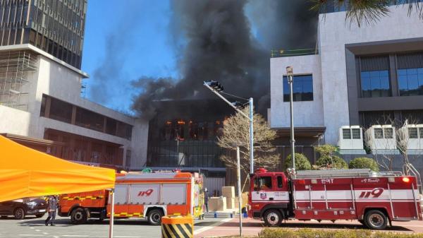 14일 부산 기장군 반얀트리 호텔 신축공사장에서 불이 나 검은 연기가 치솟고 있다 사진연합뉴스