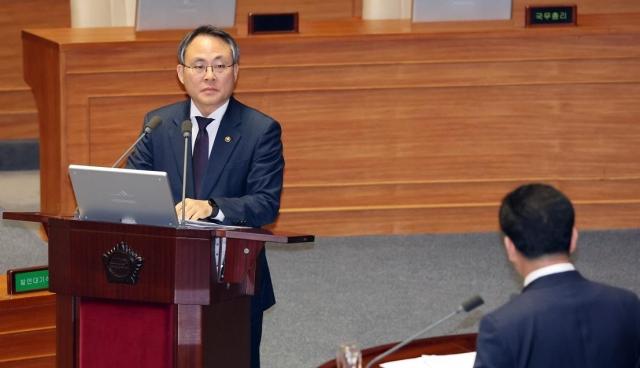 고기동 행정안전부 장관 직무대행이 14일 서울 여의도 국회 본회의장에서 열린 교육·사회·문화분야 대정부질문에서 더불어민주당 신정훈 의원의 질의를 듣고 있다 사진연합뉴스