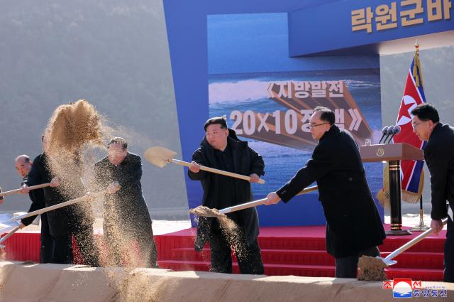 김정은 북한 국무위원장이 참석한 가운데 지난 14일 함경남도 락원군바다가양식사업소 건설착공식이 진행됐다고 조선중앙통신이 15일 보도했다 사진연합뉴스