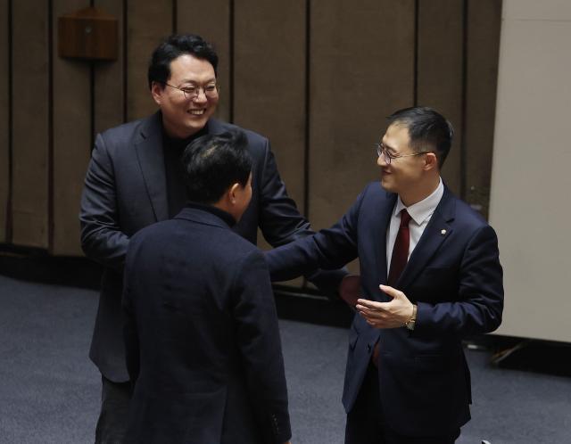 김상욱 국민의힘 의원이 14일 국회 본회의에 참석해 천하람 개혁신당 당대표 권한대행 겸 원내대표 윤종오 진보당 원내대표 등 야당 의원들과 인사하고 있다 사진연합뉴스