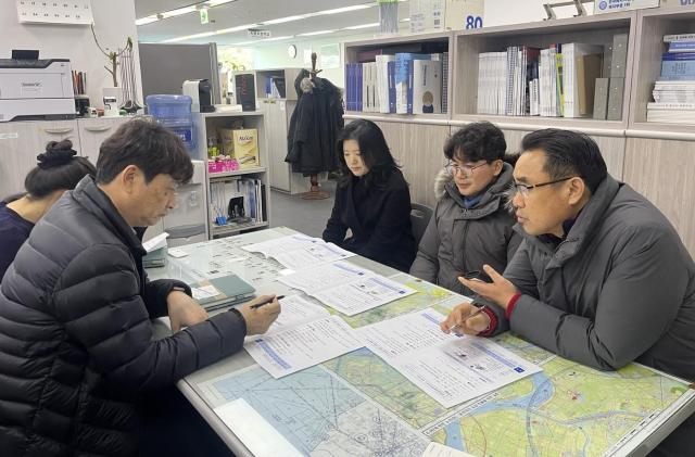 왼쪽 국토교통부 관계자 오른쪽 좌로부터 곽은주 유치협력부장 오정환 기획홍보부장 이정준 기획본부장 사진여수시