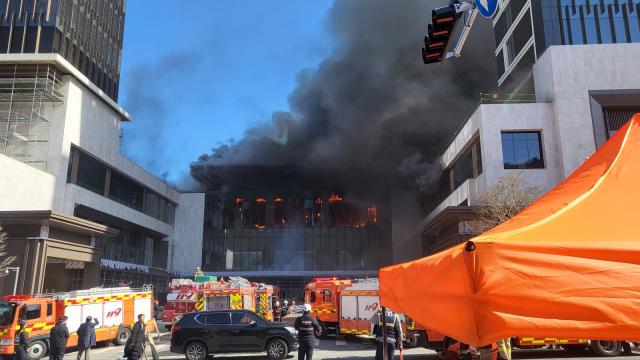 지난 14일 부산 기장군 반얀트리 호텔 신축공사장에서 불이 나고 있다 사진연합뉴스