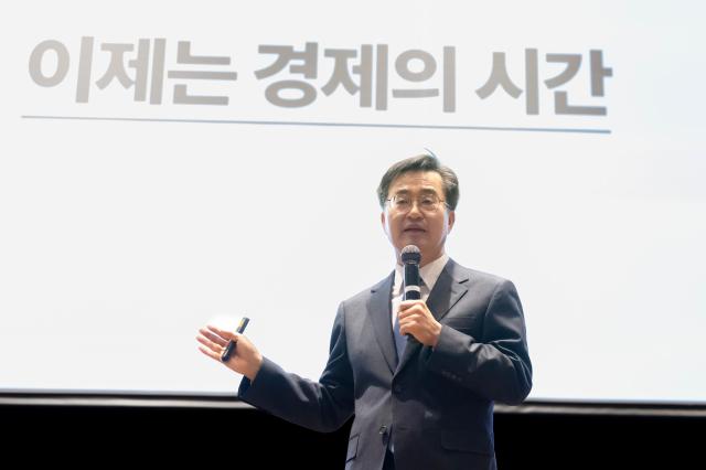 김동연 경기도지사가 호남정신과 유쾌한반란 주제로 특강을 하고 있다 사진경기도