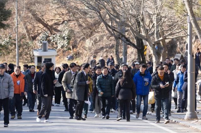 김동연 경기도지사가 참석자들과 함께 노무현의 길을 걷고 있다 사진경기도