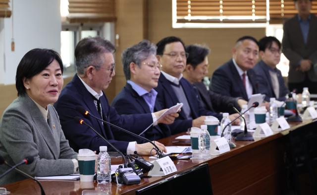 발언하는 송미령 장관
    서울연합뉴스 이진욱 기자  송미령 농림축산식품부 장관이 11일 서울 방배동 한국식품산업협회에서 열린 식품업계 현안 해결을 위한 간담회에서 발언하고 있다 2025211
    cityboyynacokr2025-02-11 160005
저작권자 ⓒ ㈜연합뉴스 무단 전재 재배포 금지 AI 학습 및 활용 금지저작권자 ⓒ ㈜연합뉴스 무단 전재 재배포 금지 AI 학습 및 활용 금지