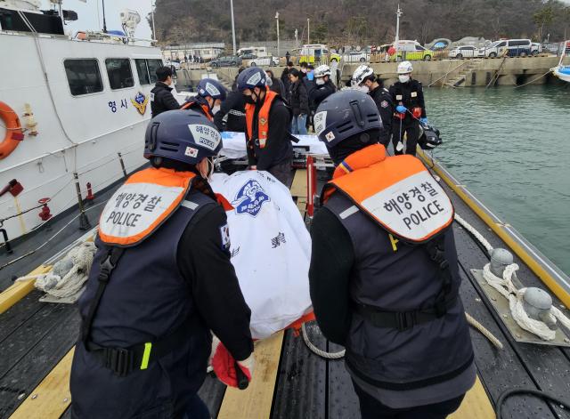 시신 이송하는 부안해경 사진연합뉴스