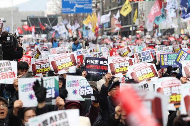 15일 오후 광주 동구 금남로에서 윤석열 대통령 탄핵을 촉구하는 광주시민총궐기대회가 열리고 있다 사진연합뉴스