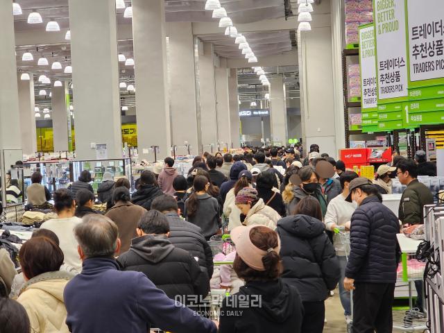 16일 트레이더스 마곡을 방문한 쇼핑객들로 인산인해를 이루고 있다 사진선재관 기자