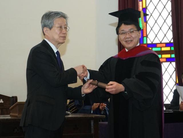 16일 일본 교토 도시샤대에서 열린 명예박사 학위 수여식에서 윤동주 시인의 조카 윤인석 성균관대 명예교수왼쪽와 고하라 가쓰히로 총장이 악수하고 있다 사진연합뉴스