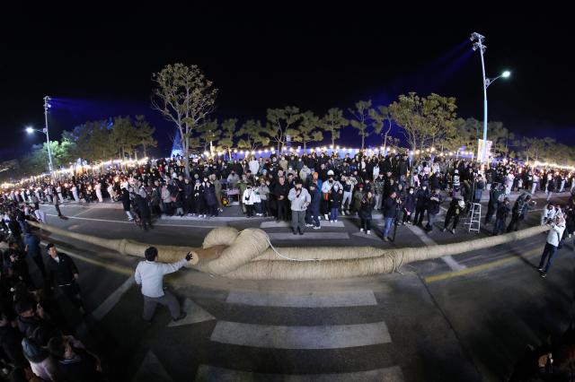 15일 삼척의용소방대와 자율방범대원들이 삼척엑스포 광장에서  대기줄다리기를 하고 있다 삼척시 제공