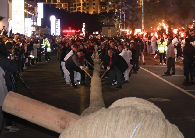 15일 강원삼척해변 광장에서 시민과 관광객들이 야간횃불 기줄다리기를 하고 있다 삼척시 제공