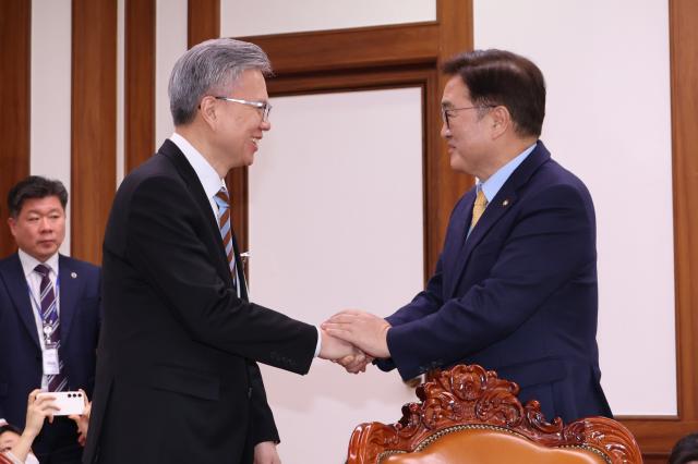 우원식 국회의장이 17일 서울 여의도 국회 집무실에서 김택우 대한의사협회장왼쪽과 간담회를 하기에 앞서 악수하고 있다 사진연합뉴스