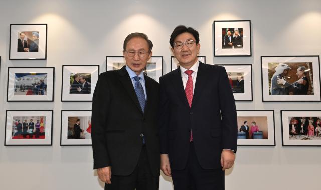 이명박 전 대통령이 17일 서울 서초구 청계재단을 찾은 권성동 국민의힘 원내대표와 기념촬영을 하고 있다 2025217 공동취재