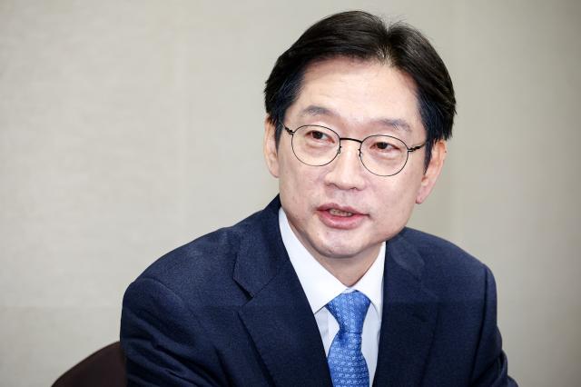 김경수 전 경남도지사가 13일 국회에서 더불어민주당 이재명 대표를 만나 인사말을 하고 있다 사진연합뉴스