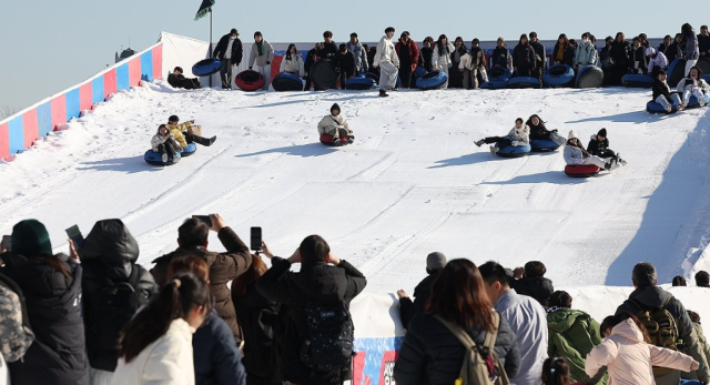 Over 140,000 visitors enjoy outdoor sledding along Han River this winter