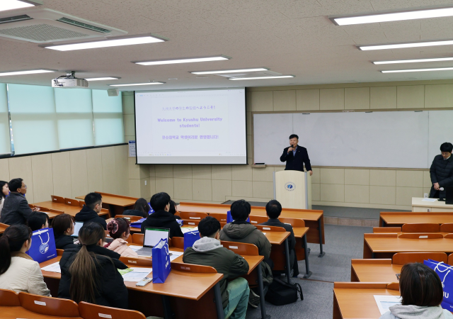 이태윤 학장이 학생 교류 행사에 참가한 규슈대 학생들에게 환영 인사말을 하고 있다사진부경대학교