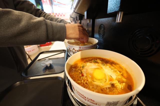 The “Neoguri-ui Ramyeon Gage”K Ramyun restaurant in Myeongdong AJP Han Jun-gu