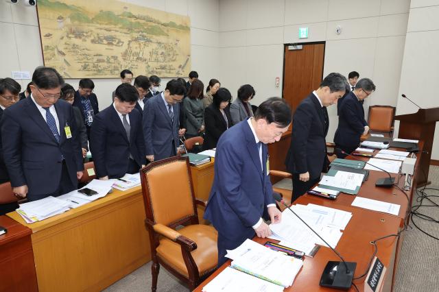 18일 서울 여의도 국회에서 대전 초등생 고 김하늘 양이 피살된 사건과 관련해 현안질의 등을 위해 열린 교육위원회 전체회의에 앞서 설동호 대전시교육감과 이주호 부총리 겸 교육부 장관등 참석자들이 추모 묵념을 하고 있다 2025218
 사진연합뉴스