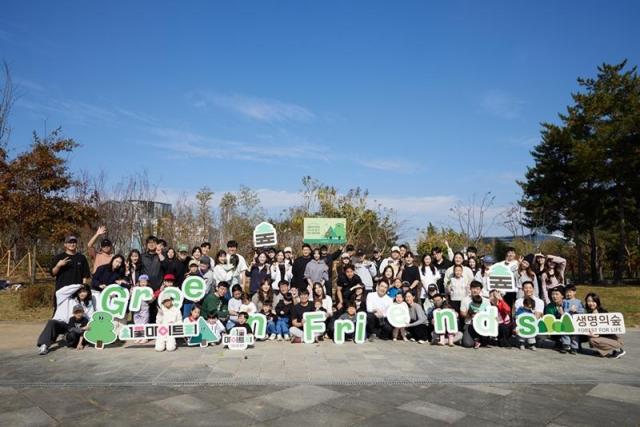 지난해 11월 서울 강남구 소재 율현공원에서 현대백화점 임직원과 가족들이 서울 마이 트리 - 내 나무 갖기 기부 프로젝트에 참여해 나무심기 봉사활동을 마친 뒤 기념사진을 찍고 있다 사진현대백화점 