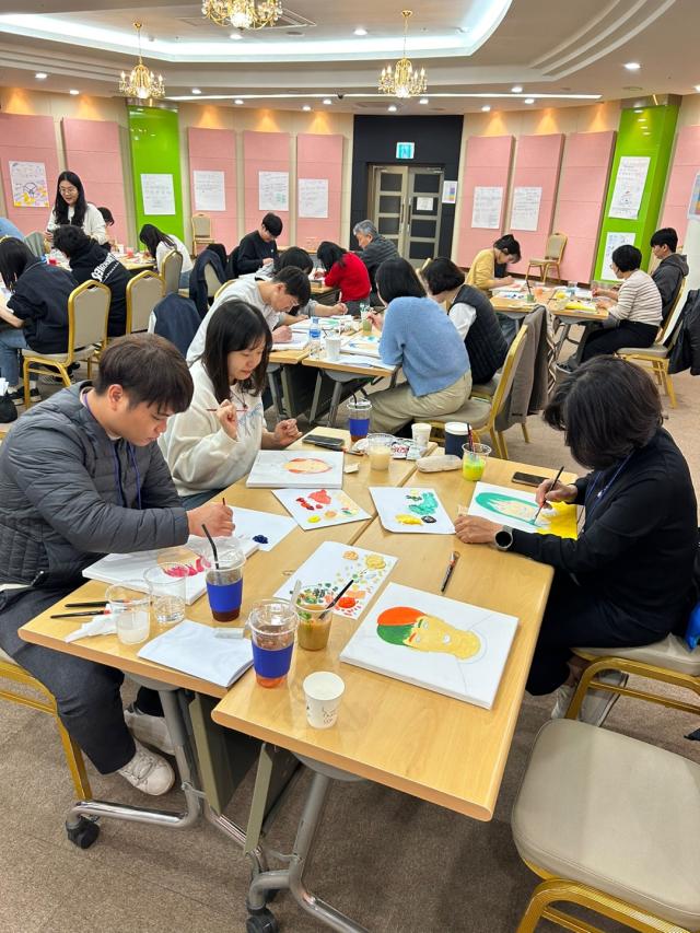 강릉시가 조직문화 개선 교육·활동 프로그램인 소화 잘되는 거꾸로 멘토링’을 진행중 이다 사진강릉시