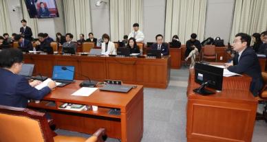 국회 운영위, 尹 옥중정치 의혹 명태균 특검 두고 여야 공방 