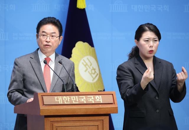  이철우 경북도지사가 19일 서울 여의도 국회 소통관에서 현안 관련 기자회견을 하고 있다 사진연합뉴스