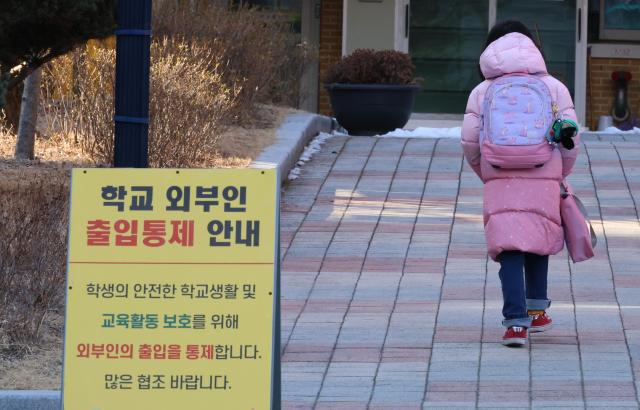 대전 초등생 故김하늘 양 피살사건 이후 긴급 휴교령을 내렸던 서구 한 초등학교가 17일 오전 7일 만에 등교를 재개하고 있다 이날 이 학교 재학생이 등교하고 있다 사진연합뉴스