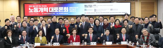 19일 서울 여의도 국회 의원회관에서 열린 2030·장년 모두 Win-Win하는 노동개혁 대토론회에서 김문수 고용노동부 장관 권영세 국민의힘 비상대책위원장 나경원 의원 등 참석자들이 기념촬영하고 있다 사진연합뉴스