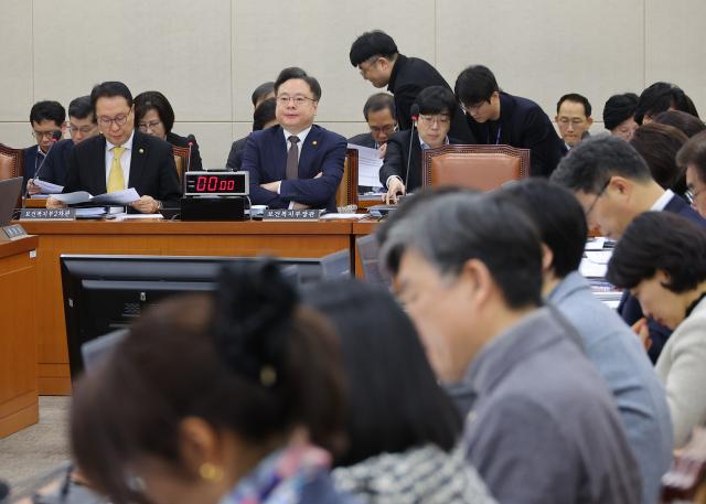 조규홍 보건복지부 장관이 18일 서울 여의도 국회에서 열린 보건복지위원회 전체회의에 참석해 있다 2025218 사진연합뉴스
   