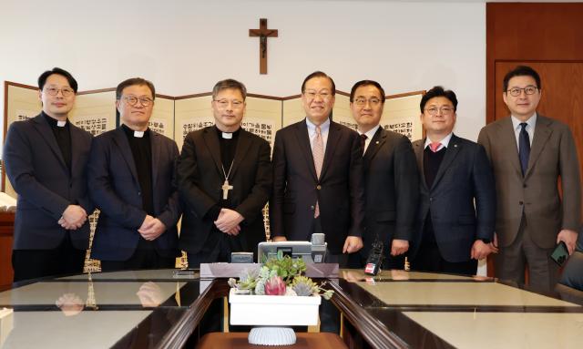 권영세 국민의힘 비상대책위원장이 19일 서울 중구 천주교 서울대교구청을 방문해 정순택 대주교와 함께 기념촬영을 하고 있다 2025219 공동취재