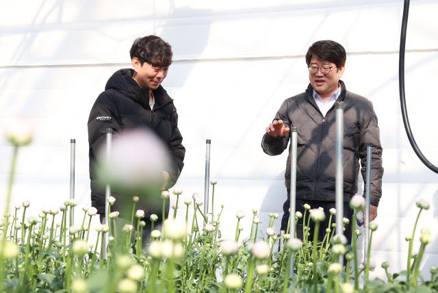 권재한 농촌진흥청장이 19일 전북 완주군에서 화훼농장을 운영하는 청년농업인을 만나 영농 현장을 살펴보고 있다사진농촌진흥청