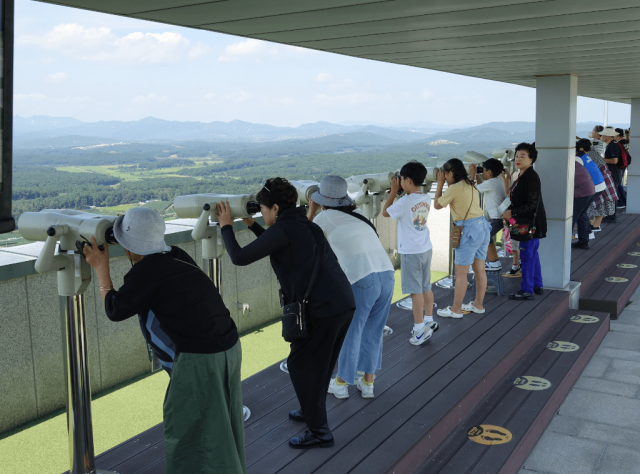 지난해 DMZ 평화열차 이용객들이 도라산 전망대에서 설치된 망원경으로 북측을 둘러보고 있다사진경기도 북부청