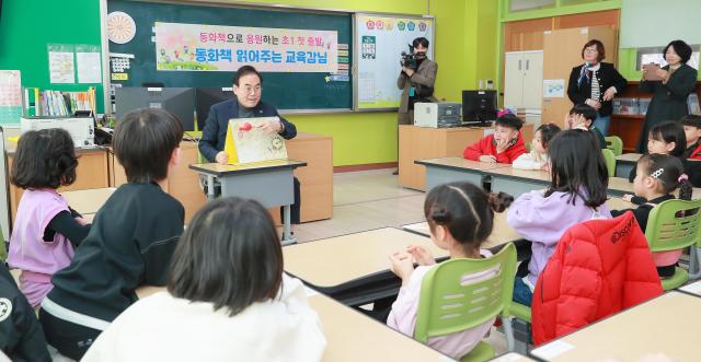 서거석 전북특별자치도교육감이 전주 대정초등학교에서 늘봄학교 프로그램을 진행하고 있다사진전북특별자치도교육청