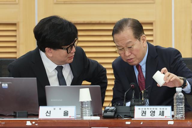  국민의힘 권영세 비상대책위원장이 20일 서울 여의도 국회 의원회관에서 국민의힘 어디로 가야 하는가를 주제로 열린 전략기획특위 2차 세미나에서 발제를 맡은 신율 교수와 대화하고 있다 사진연합뉴스