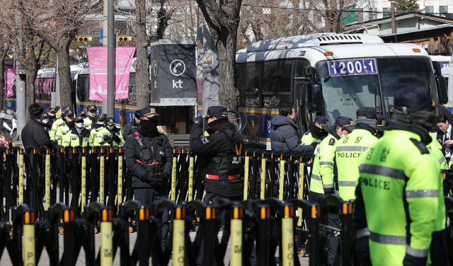 Police officers guard the Constitutional Court in Seoul during President Yoon Suk Yeols 10th impeachment hearing on Feb 20 2025