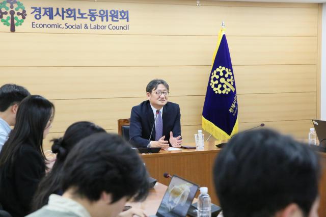 권기섭 경제사회노동위원회 위원장이 20일 오후 기자간담회를 진행하고 있다 사진경제사회노동위원회