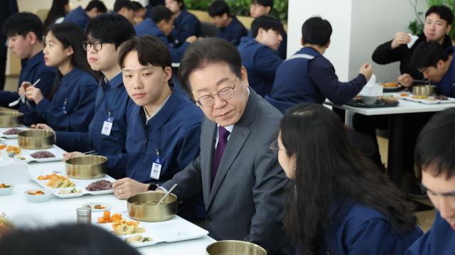 이재명 더불어민주당 대표가 20일 충남 아산시 현대자동차 아산공장을 방문한 뒤 직원들과 함께 점심을 먹으며 현장 고충 사항을 듣고 있다 사진연합뉴스