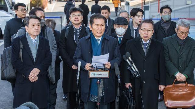 정청래 국회 탄핵소추위원장이 20일 서울 종로구 헌법재판소에서 열린 윤석열 대통령 탄핵심판 10차 변론기일에 출석해 입장을 밝히고 있다사진연합뉴스