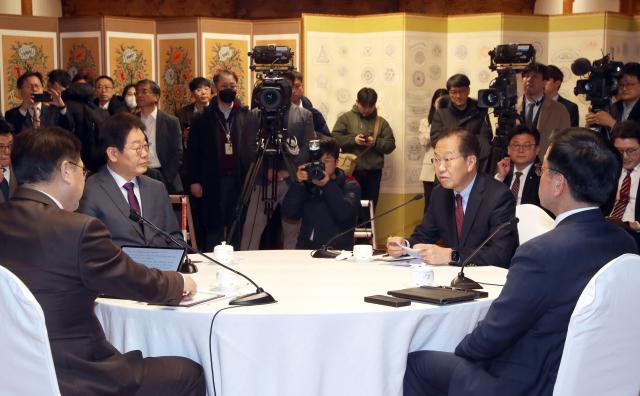 여야정 국정협의회 첫 회의가 20일 오후 국회 사랑재에서 열리고 있다 사진연합뉴스